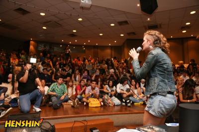 Dani Mancz, da banda Gaijin Sentai, cantando na abertura do evento.