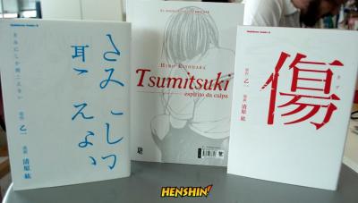 À esquerda, ed. japonesa de Só Você Pode Ouvir. À direita, edição japonesa de Kizu. Ao centro, edição brasileira de Tsumitsuki.
