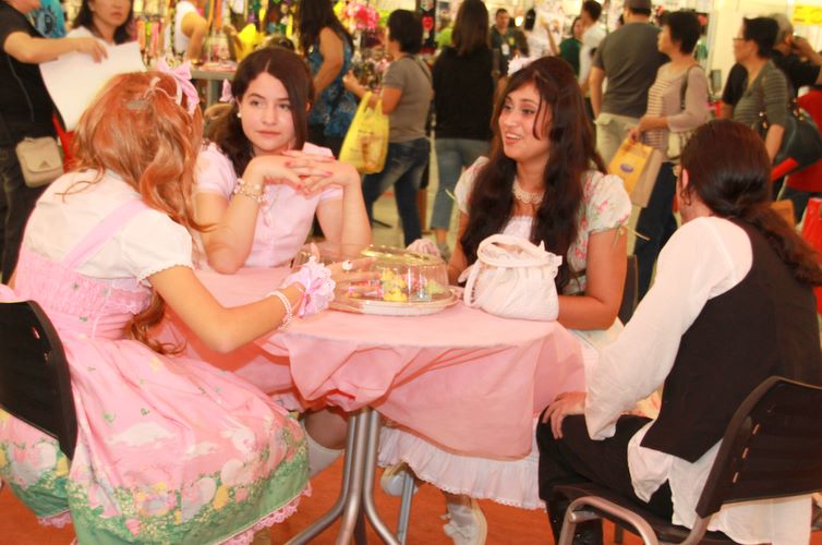 As lolitas posaram para fotos no ambiente todo decorado por cupcakes e mesas para tomar chá