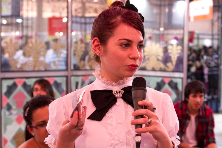 Já as Classical Lolitas usam acessórios mais elegantes, como camafeus, minicartolas e laços