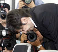 O produtor musical Tetsuya Komuro, um dos maiores influentes do showbiz japonês, pede desculpas devido à polêmica causada por quebra de direitos autorais