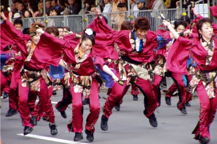 Dançarinos seguram o narukô, espécie de chocalho japonês