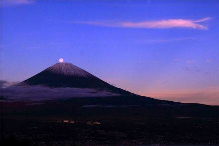 Fenômeno da lua cheia sobre o topo do Monte Fuji é chamado de Pérola do Fuji