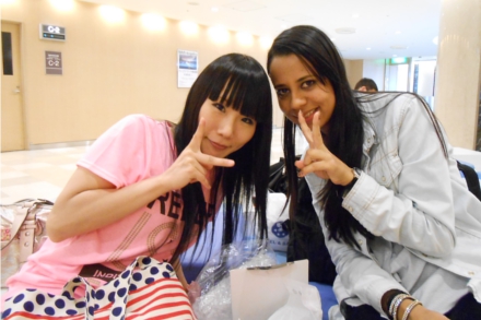 Maisa chegou no Japão e já encontrou com a cantora Tsubasa