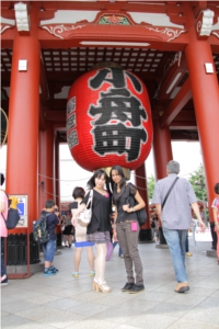 Em frente ao portal de entrada do Templo Sensoji, em Asakusa
