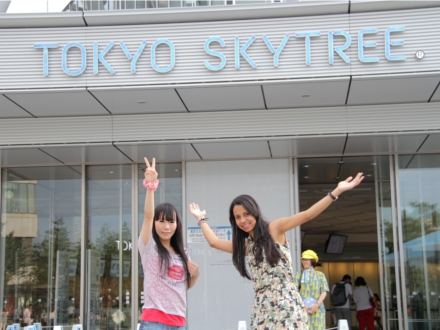 Maisa e Tsubasa subiram na Tokyo Sky Tree. Veja mais fotos na galeria