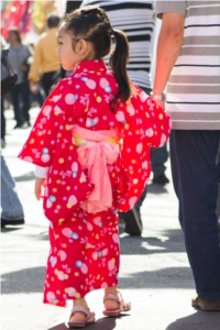 Menina veste yukata para apresentação de dança