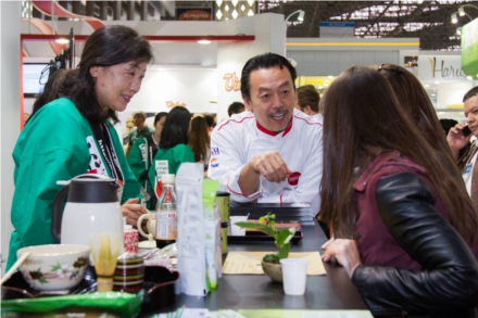 O chef Shin Koike e a especialista em chás Minako Uehara explicam os benefícios dos chás verdes