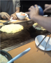 O okonomiyaki é feito à mesa