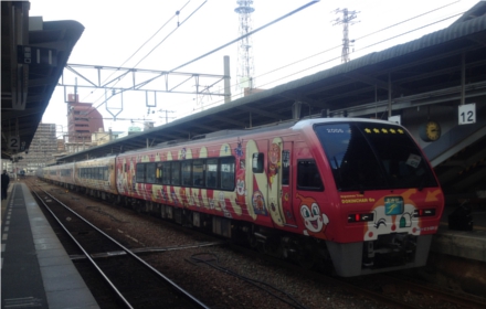 Trem temático do Anpanman percorre a linha que circula pela ilha de Shikoku