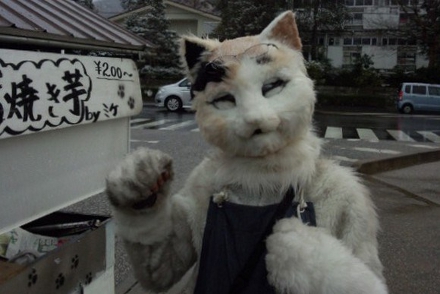 Mikeneko Yamada se veste de gato para vender batatas