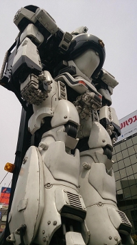 Robô tem oito metros de altura