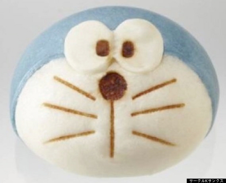 Doraemonman é um pão assado no vapor e recheado com creme custard