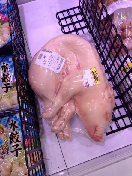 Leitão é vendido inteiro em supermercado japonês, por 30 mil ienes