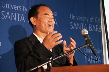 Nakamura em coletiva de imprensa sobre o Prêmio Nobel de Física