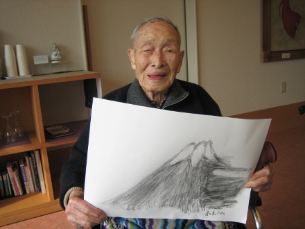 Sakari Momoi com um desenho que ele mesmo fez
