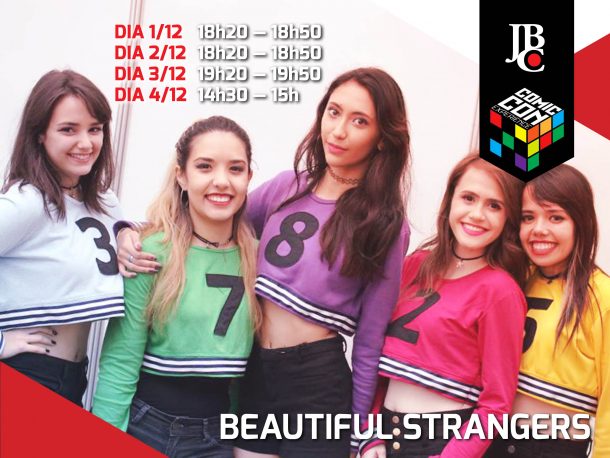 As meninas do Beautiful Strangers se apresentam no palco da Editora JBC.