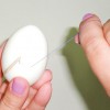 Ovos passo 4: Em seguida, movimente o fio para cima e para baixo, girando o ovo lentamente, fazendo um movimento em zig-zag.