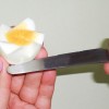 Ovos passo 5: Corte as extremidades do ovo para que ele não saia “ROLANDO” do seu prato. [dica] Não esqueça de temperar com sal ou furikake (tempero pronto para arroz).