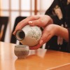 ... o tokkuri é esta pequena garrafa de cerâmica, ideal para esquentar e servir o sake