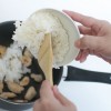 Risoto passo 2: Adicione uma tigela de arroz japonês cozido e mexa para não grudar na panela.