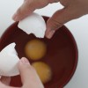 Omelete passo 1: Quebre dois ovos e tempere com uma pitada de sal.