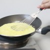 Omelete passo 4: Frite até a omelete desgrudar da frigideira.