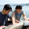 Chef Shin Koike (dir.) e seu assistente, Celso Amano, limpam o beijupirá que acabaram de pescar