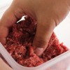 Passo 3: Tempere a carne moída com sal e misture bem usando uma das mãos. Com a outra, segure firme o recipiente para ele não sair voando!