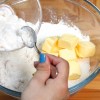 Passo 3: Em uma tigela grande, junte o açúcar com baunilha e a manteiga na farinha de trigo.