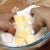 Passo 4: Vá misturando os ingredientes e desmanchando a manteiga com a ponta dos dedos.