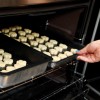 Passo 8: Disponha os biscoitos a uma distância de 1cm numa assadeira. Asse no forno préaquecido a 180ºC durante 25 minutos.