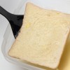 Passo 3: Mergulhe cuidadosamente as fatias de pão na mistura, de modo que os dois lados absorvam bem o leite.