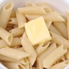 Passo 1: Cozinhe o macarrão até que fique al dente, escorra e reserve em um recipiente com um quadradinho de manteiga para derreter no calor da massa.
