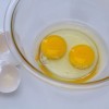 Passo 2: Quebre dois ovos em uma tigela para se certificar que eles estão fresquinhos