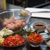 Passo 1: Pique o alho, a cebola, a salsinha, o takenoko e os pimentões. Reserve cada ingrediente separadamente.