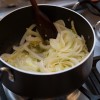 Passo 2: Numa panela funda, refogue a cebola com um pouco de azeite, por 1 minuto. Acrescente o alho picado.