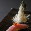 Toro com ovas de salmão e yuzu (fruta cítrica japonesa), do Aizomê