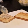 Passo 4: coloque o tuna mayo sobre um dos lados do pão
