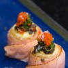 Sushi de salmão com gema de ovo de codorna, ovas de massagô, azeite trufado e flor de sal, do Nakka