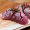 Sushi de atum com shisô e pasta de umê, do Nakka