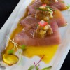 Atum com nattô (soja fermentada), nabo ralado e ovo com brotos e pétalas de rosa complementam os sabores do prato