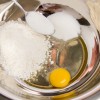 Misture o ovo, o açúcar e a mistura para hotcake em um bowl.