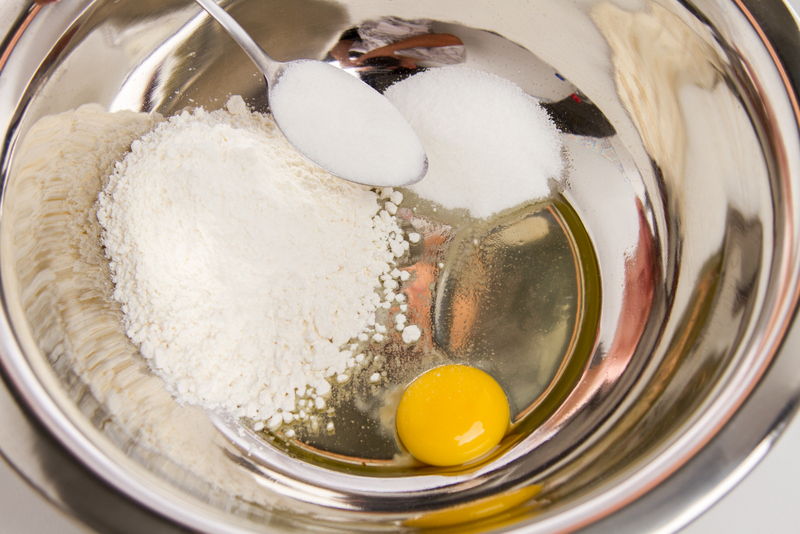 Misture o ovo, o açúcar e a mistura para hotcake em um bowl.
