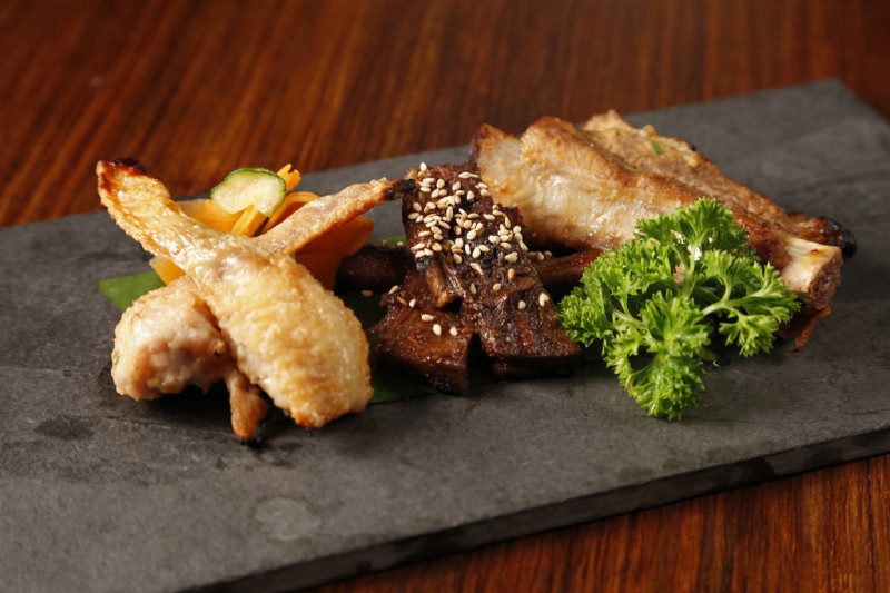 Língua de boi temperada com molho yakiniku; costelinha de porco, com missô levemente apimentado e asinha de frango, com sal Drausio Tuzzolo2