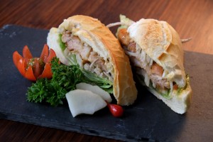 Sanduíche de frango com bardana frangocomgobo_sakagura