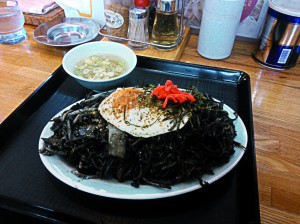 Black yakisoba: tinta de lula, ovo frito e benishoga, prato típico da cidade de Itoigawa, na província de Niigata black yakisoba