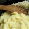 Faça o purê de batata com o leite e a manteiga