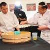 Chef Masayoshi Kazato mostra como temperar o arroz para sushi