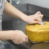 Para desenformar, passar a espátula deslizando por baixo, ao mesmo tempo em que roda o bolo.